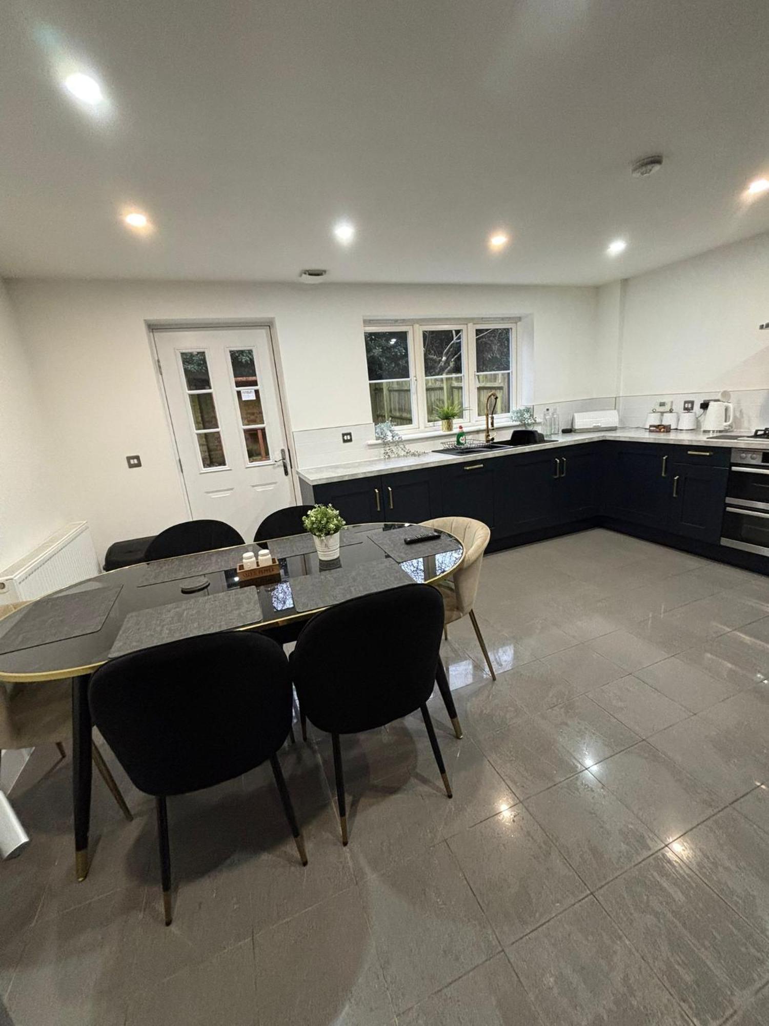 Modern Home From Home At Elm Tree House Leicester Exterior photo